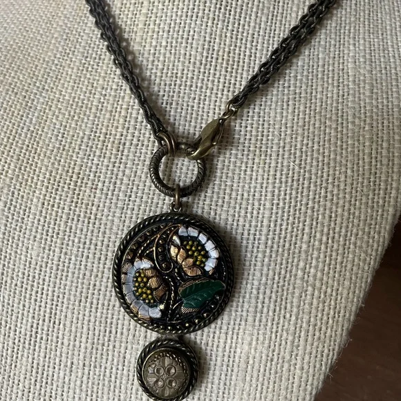 Grandmas Button Necklace - Picture 2 of 4